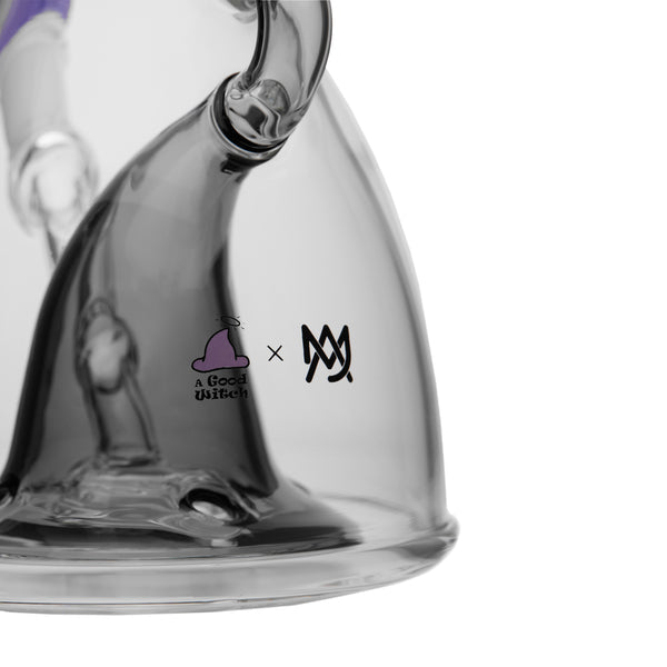 A Good Bong, una colaboración de MJ Arsenal y A Good Witch. Tiene un percolador tipo sombrero de bruja, ice catcher funcional e incluye un bowl de flor de 14mm.