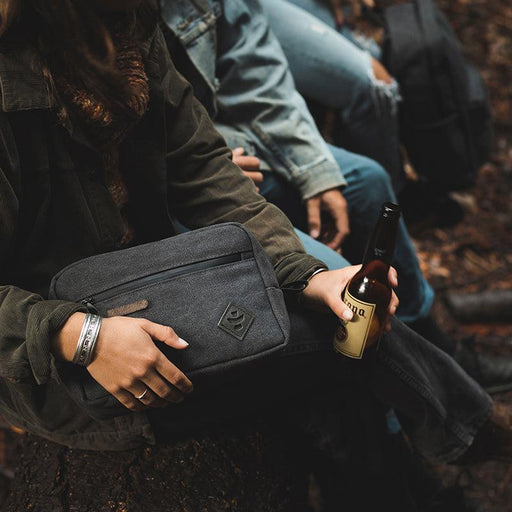 Stowaway de Revelry Supply es un Estuche o neceser a prueba de olor y para viajar